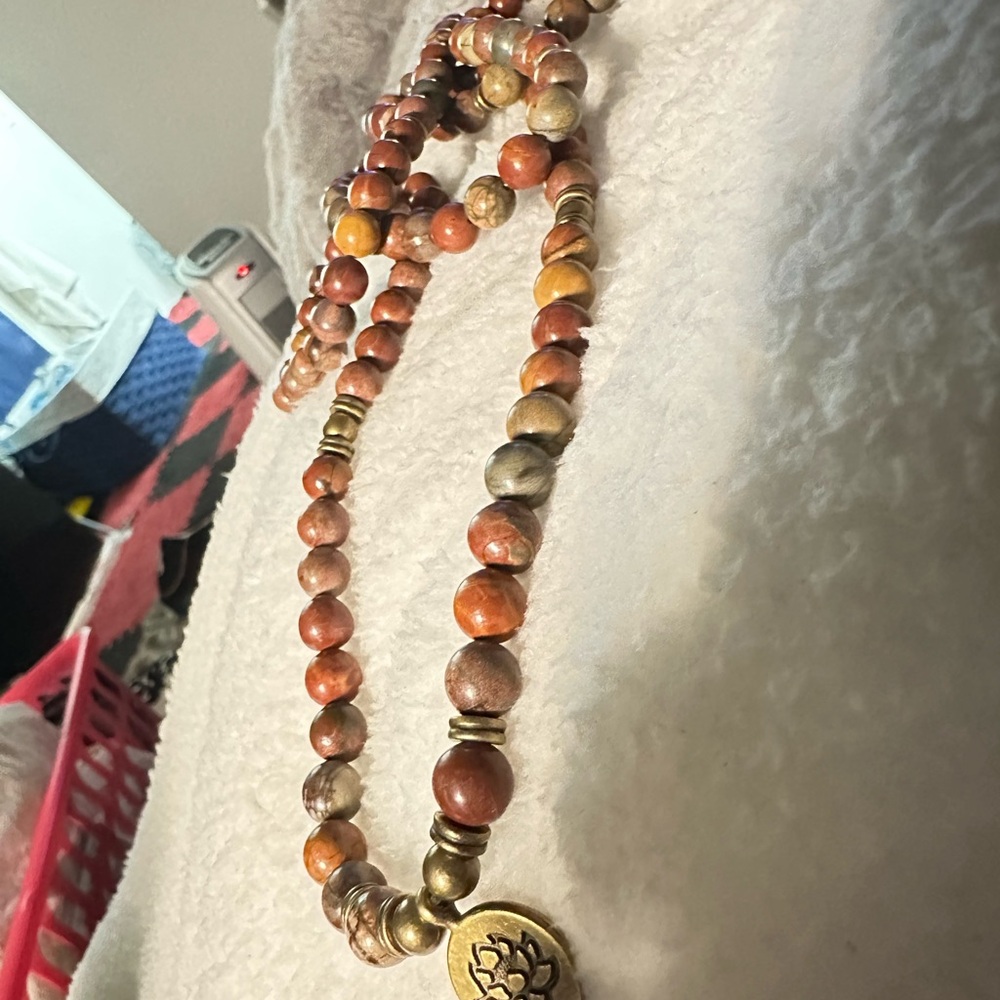 Elegant Beaded Necklace with Gold Accents( stretchy)